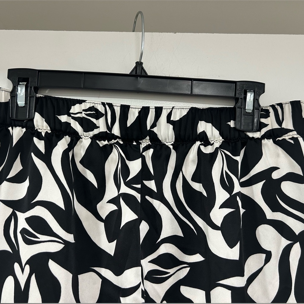 LOFT Pleated Pull-On Abstract Print Wide-Leg Pants - Picture 5 of 8